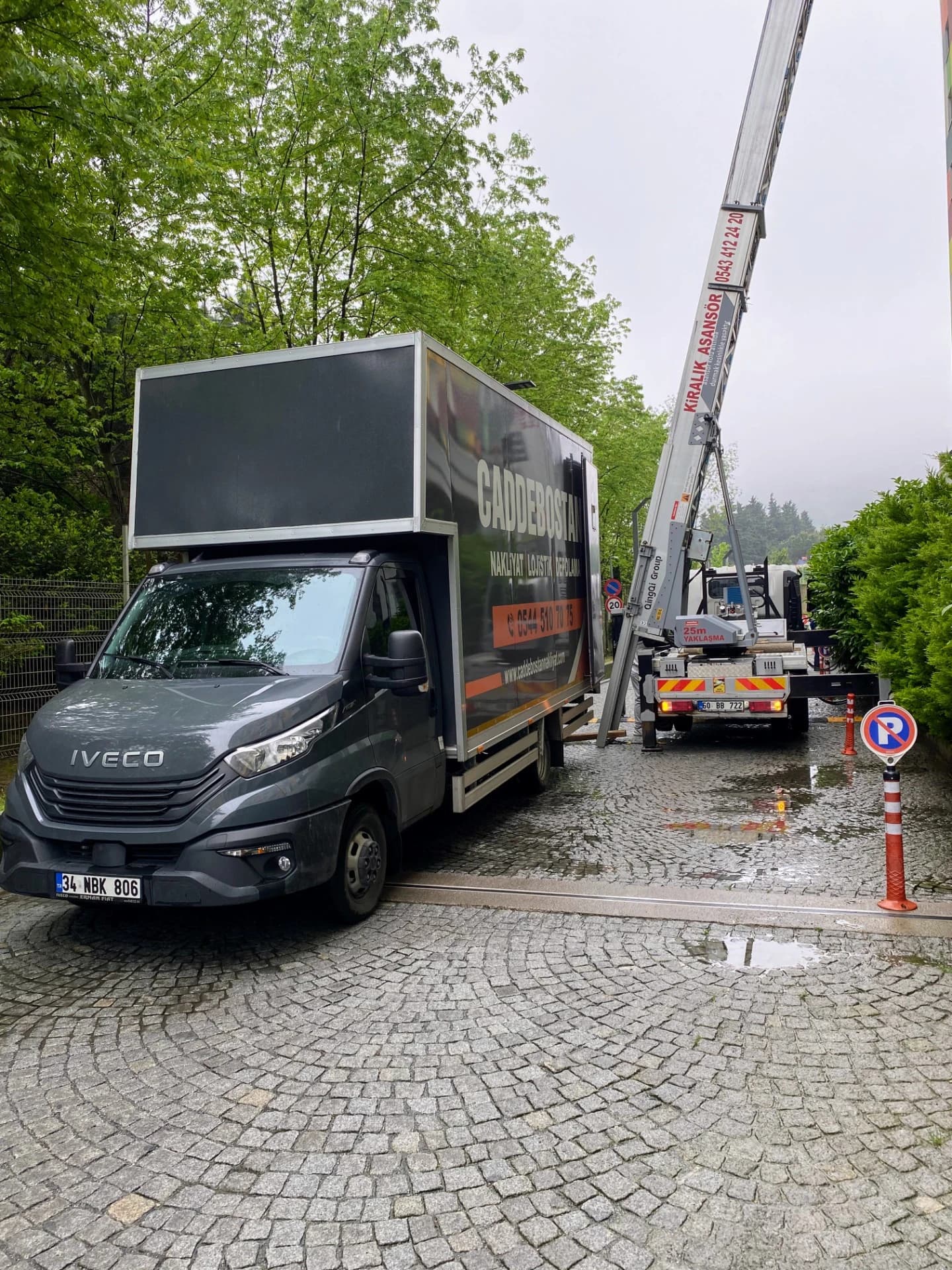 Caddebostan Nakliyat kamyonu İstanbul'da bir taşınma operasyonunda, asansörlü taşıma ekibiyle birlikte