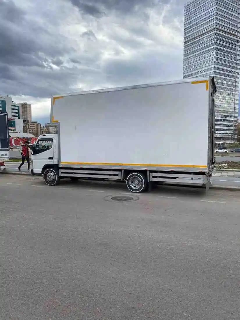 Caddebostan Nakliyat kamyonu İstanbul sokaklarında